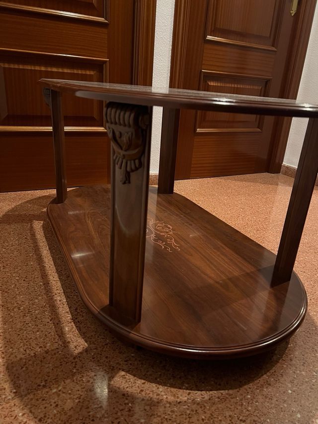 Mesa de comedor ovalada de cristal y madera