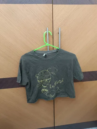 Camiseta verde militar con estampado