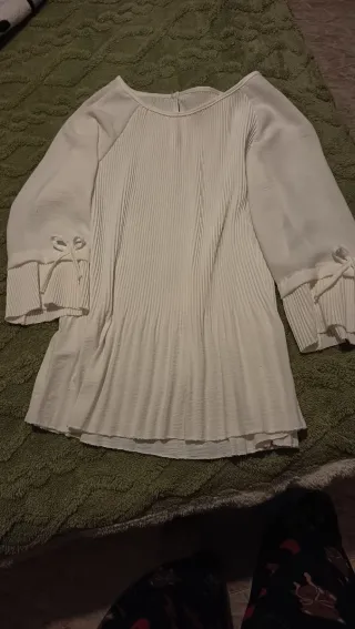 Blusa blanca plisada con lazos en manga