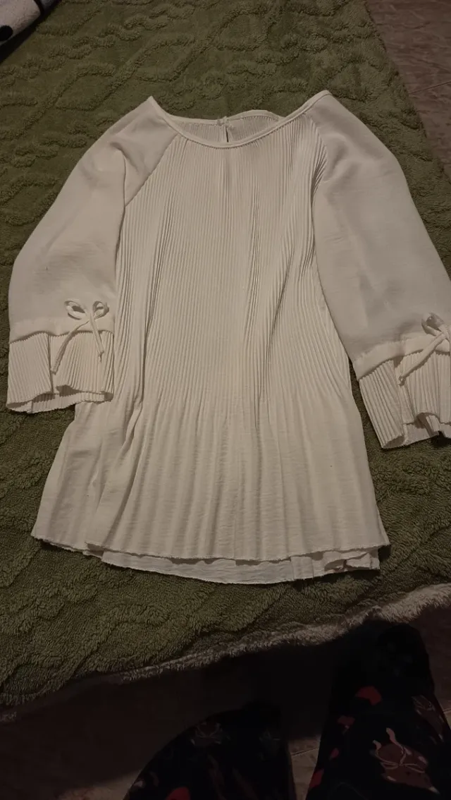 Blusa blanca plisada con lazos en manga