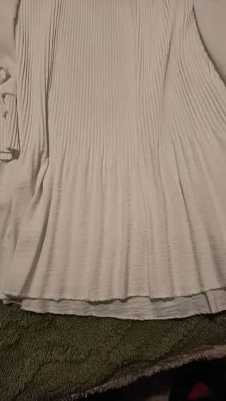 Blusa blanca plisada con lazos en manga