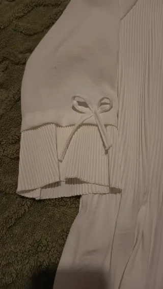 Blusa blanca plisada con lazos en manga