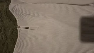 Blusa blanca plisada con lazos en manga