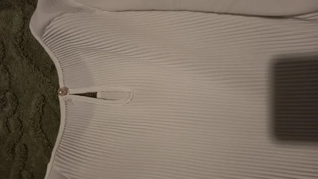 Blusa blanca plisada con lazos en manga