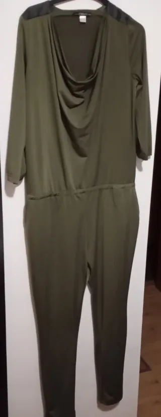 Mono verde militar mujer