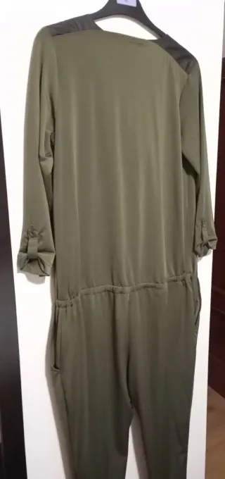 Mono verde militar mujer