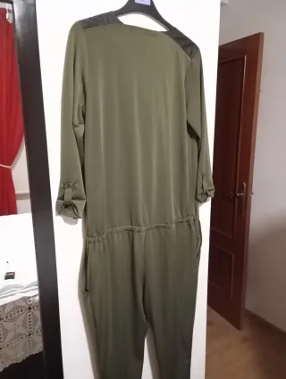 Mono verde militar mujer