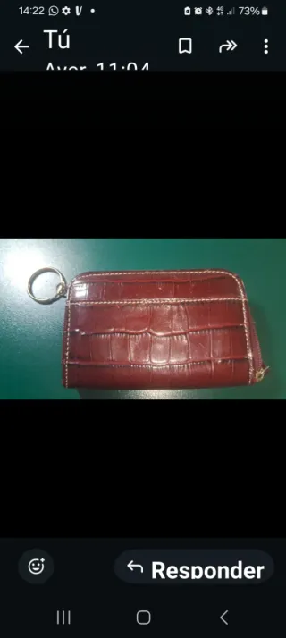 Cartera charol burdeos con llavero