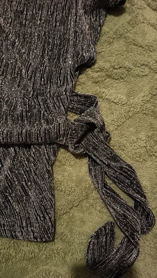 Blusa NEW FEELING plateada y negra