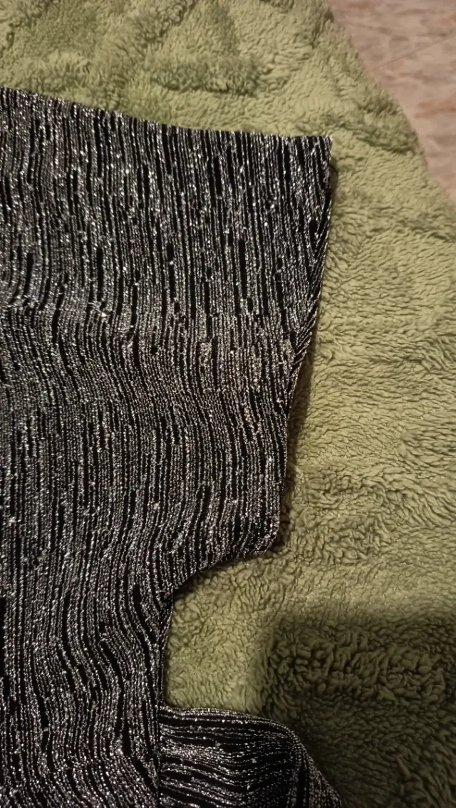 Blusa NEW FEELING plateada y negra