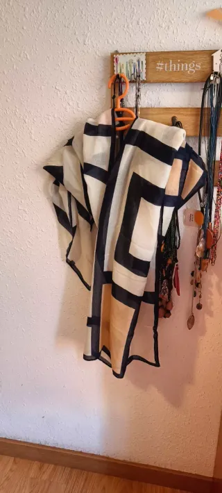 Pañuelo foulard beige y negro