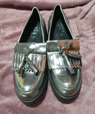 Mocasines plateados con flecos y borlas
