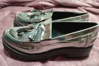 Mocasines plateados con flecos y borlas