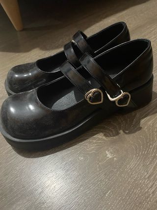 Zapatos colegiala negros con corazón