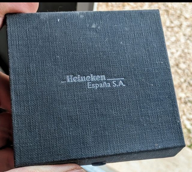 Lote de 7 pines de cerveza: Kaliber, Amstel, Heine