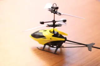 Helicóptero RC con mando y cable USB