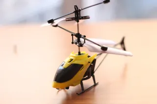 Helicóptero RC con mando y cable USB