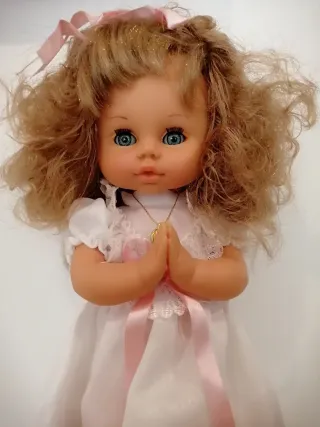 Muñeca antigua rubia con vestido blanco.