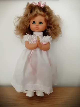 Muñeca antigua rubia con vestido blanco.