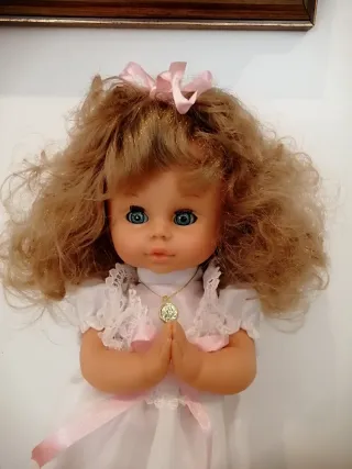 Muñeca antigua rubia con vestido blanco.