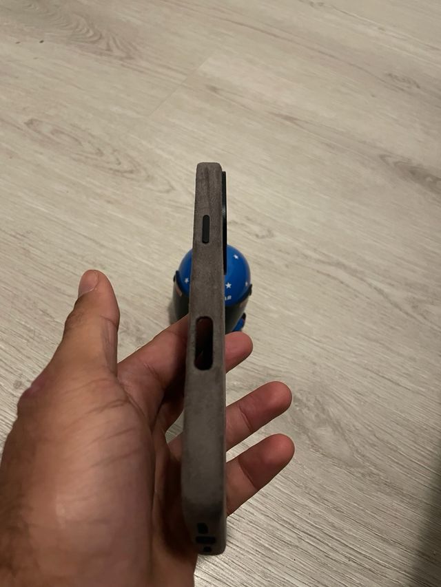 Funda iPhone 16 Pro Max Alcántara Gris