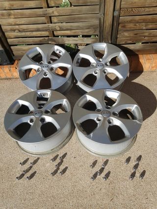 Llantas KIA 16 aluminio + tornillos