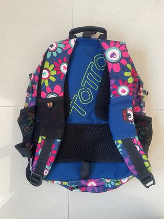 Mochila escolar Toto flores y logo