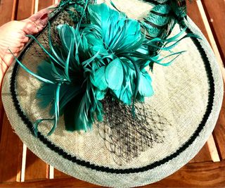 Tocado de fiesta con plumas