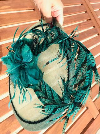 Tocado de fiesta con plumas