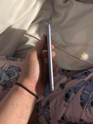 iPhone 11 Morado con defecto