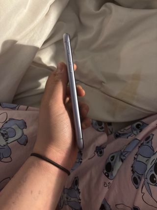 iPhone 11 Morado con defecto