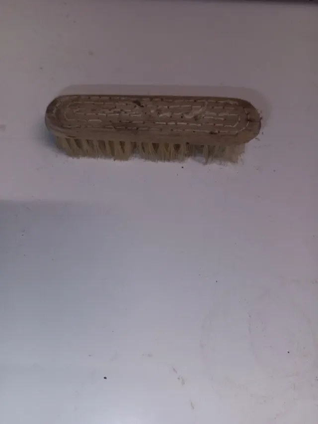 Pequeño cepillo de madera artesanal