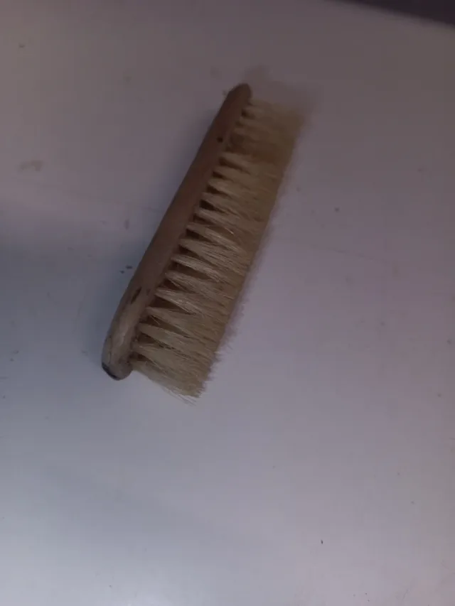 Pequeño cepillo de madera artesanal