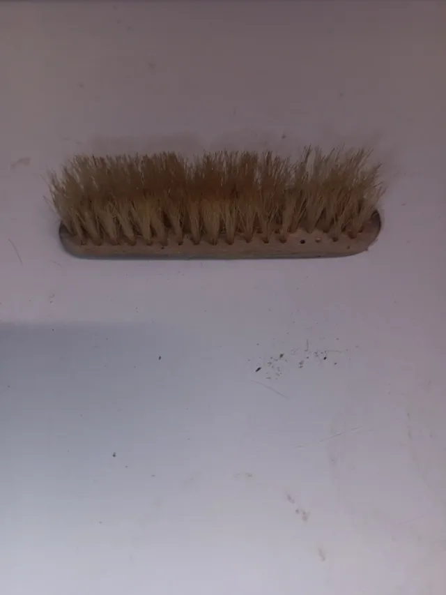 Pequeño cepillo de madera artesanal