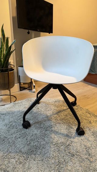 Silla giratoria blanca con base negra