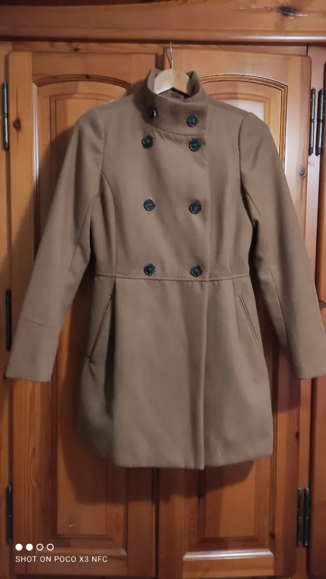 Abrigo marrón de doble botonadura