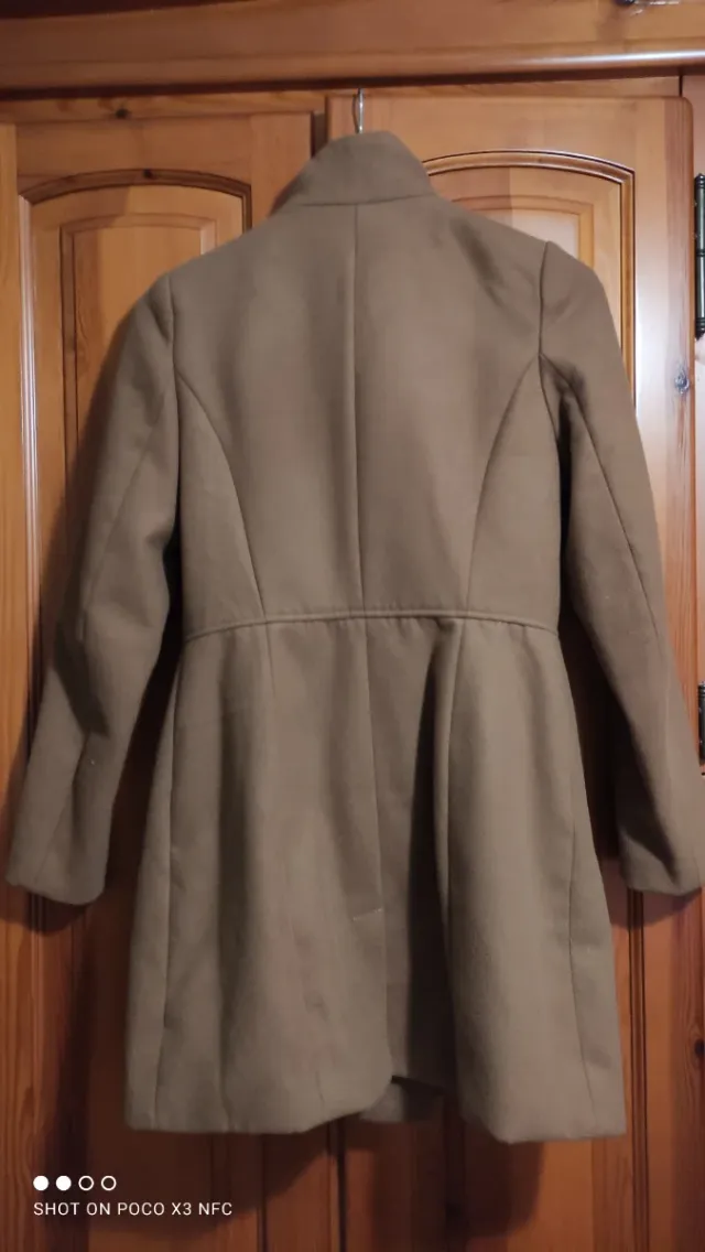 Abrigo marrón de doble botonadura