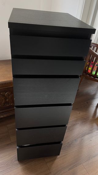 Cómoda de Ikea marrón oscura