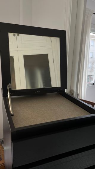 Cómoda de Ikea marrón oscura