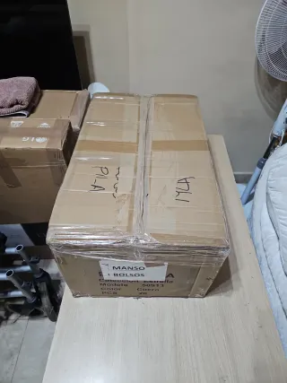 Caja de ropa marrón