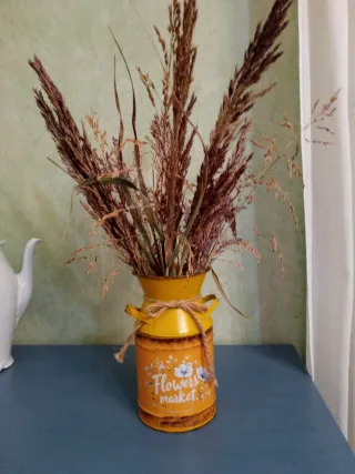 Jarra metálica decorativa amarilla