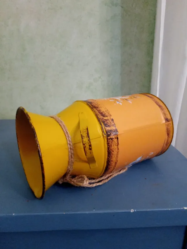 Giara decorativa in metallo gialla