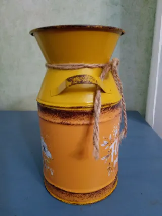 Jarra metálica decorativa amarilla