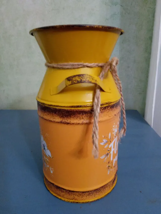 Giara decorativa in metallo gialla