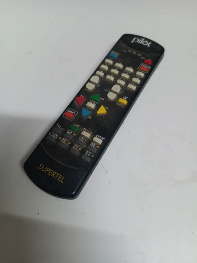 Mando a distancia Pilot SUPERTEL. Le falta la tapa