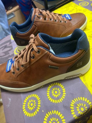 Zapatillas Skechers 100% Waterproof Marrones y oro