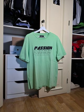 Camiseta Bershka verde con estampado