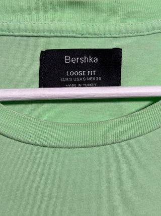 Camiseta Bershka verde con estampado
