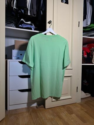 Camiseta Bershka verde con estampado