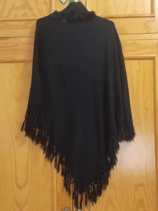 Poncho negro con pelo